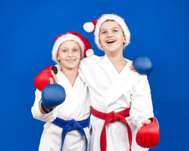 Noel Baba'nın sporcular bindirmeleri ellerinde ve şapkalar ile gülümseyen