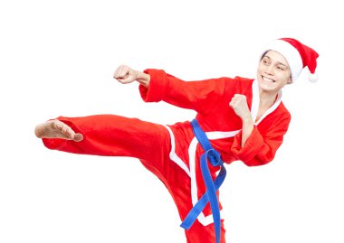 Beyaz bir arka plan üzerinde sporcumuz tekme atıyor