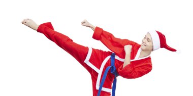 Beyaz bir arka plan üzerinde yetişkin sporcumuz tekme atıyor