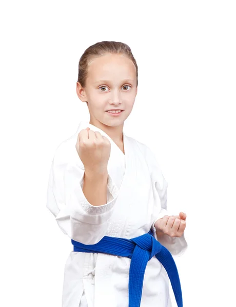 Con cinturón azul deportista está de pie en rack de karate —  Fotos de Stock