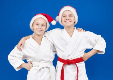 Çocuk karategi ve kapaklar Noel Baba'nın bir gülümseme ile ayakta duruyorlar