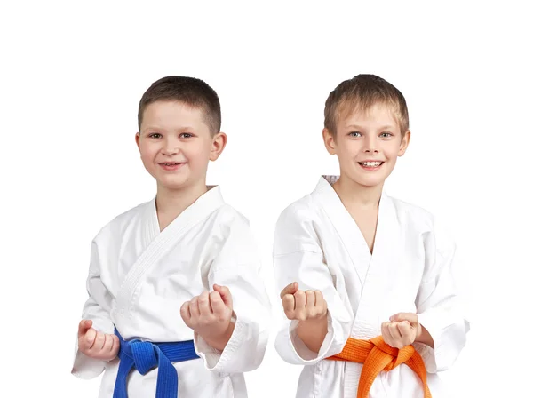 Nei karategi due atleti che fanno la tecnica del karate — Foto Stock