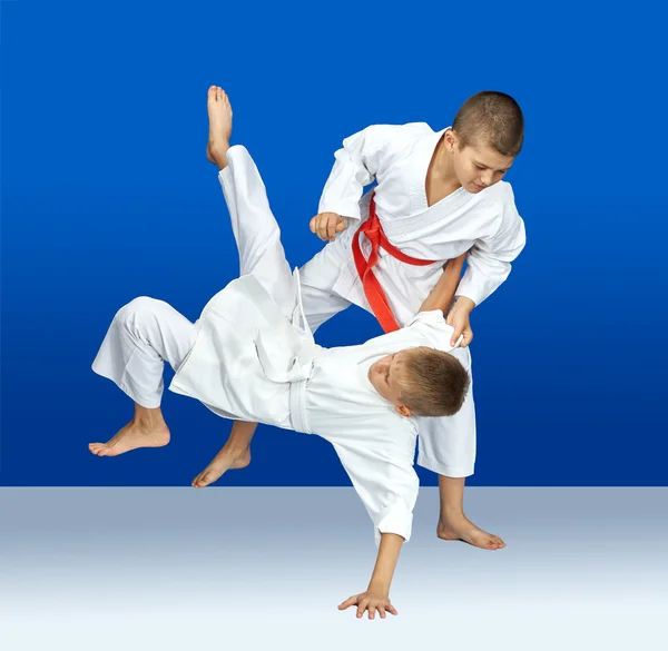 Two sportsmens are training judo throws — Stock Photo, Image