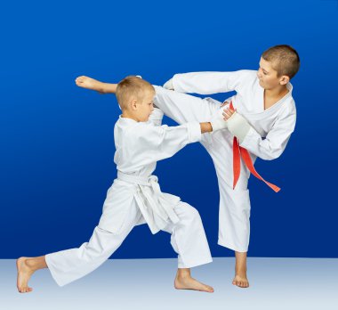 Sporcu eğitim el beyaz bindirmeleri ile darbeler