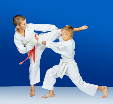 Çocuk karate darbeler eğitim