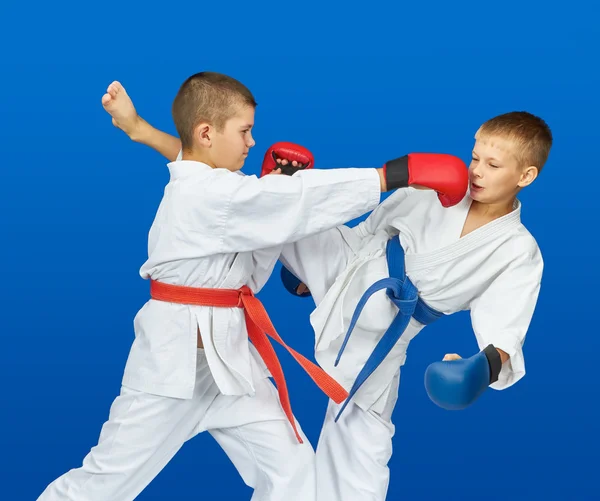 Paargymnastik bei Karategi-Athleten trainiert mit Überlagerungen an den Händen — Stockfoto