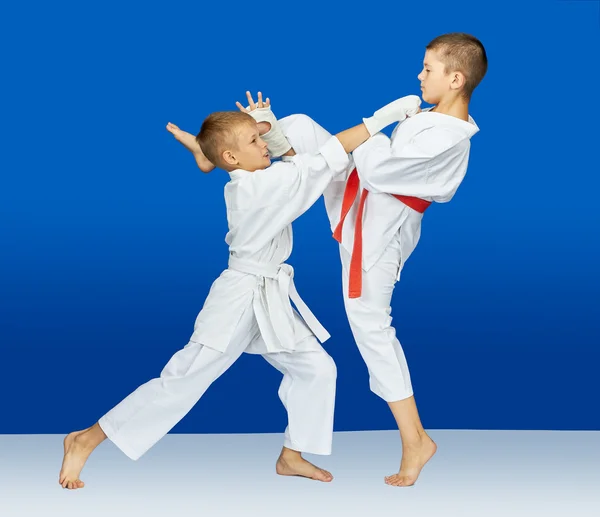 Athletes with overlays on his hands beats blows — Stock Photo, Image