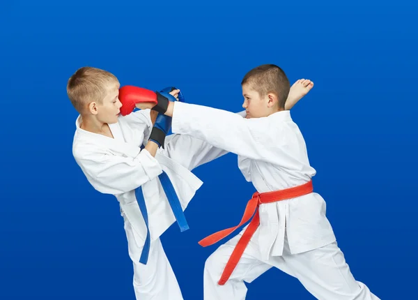吹在运动员中 karategi 的表现拳打脚踢 — 图库照片