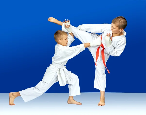 Los niños en karategi están entrenando golpes de karate — Foto de Stock