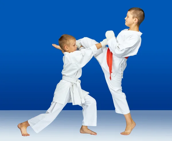 Jóvenes atletas en karategi están golpeando golpes de karate — Foto de Stock