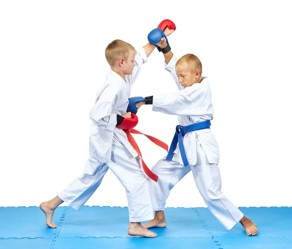 Pojkar i karategi tränar karate övningar — Stockfoto