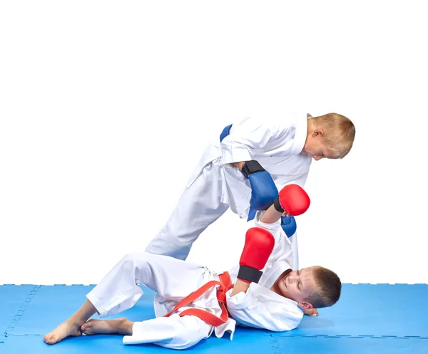 W karategi sportowców są robienie rzutów — Zdjęcie stockowe