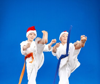 Mavi bir arka plan üzerinde çocukları tekme bacak dövmek