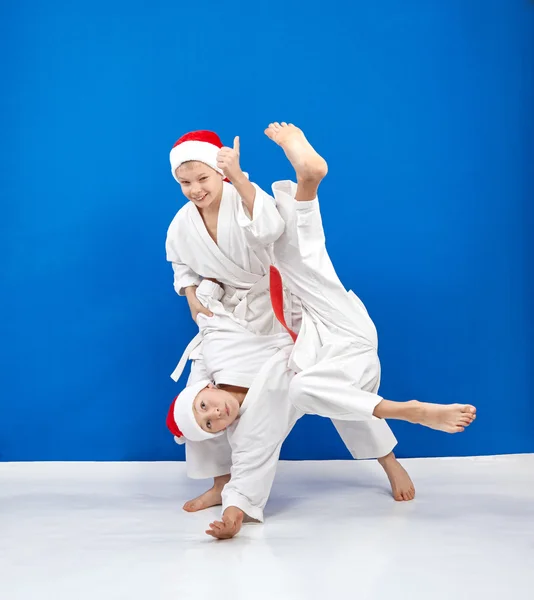Two athletes in caps of Santa Claus are training throws — Stock Photo, Image