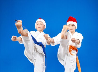 Çocuklar ileri tekme atıyor