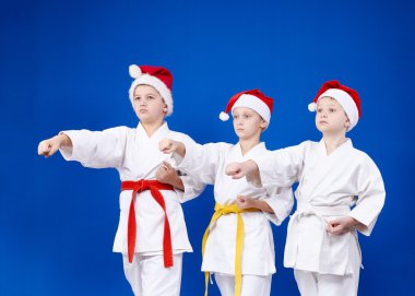 Noel Baba yener kapaklar üç sporcular el yumruk