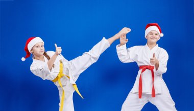 Çocuk darbe yenerek ve gösterileri süper parmak