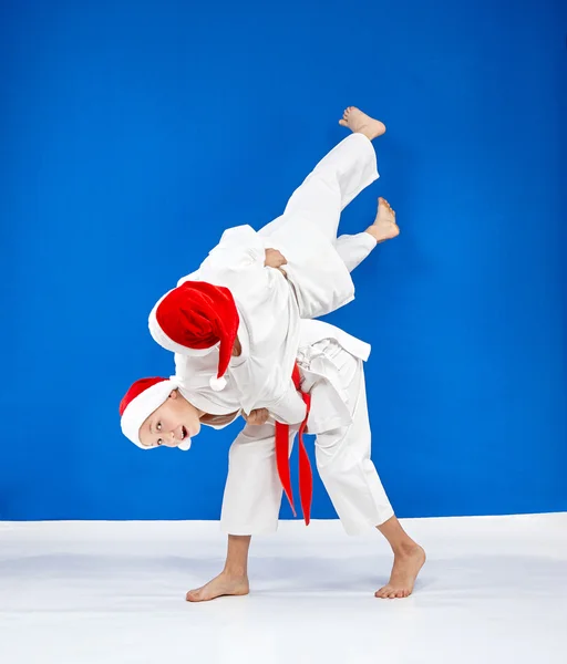 Lanza Judo los atletas se entrenan en gorras de Santa Claus — Foto de Stock