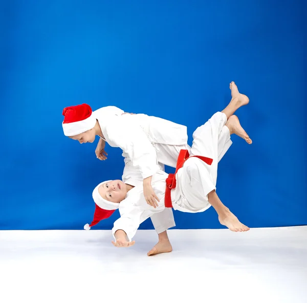 Children in judogi are training throws — Stock Photo, Image