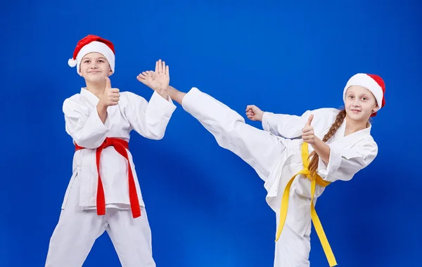 Meisje verslaat punch en toont met jongen vinger super — Stockfoto