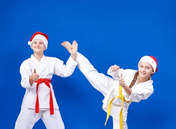 Young athletes beats blow and shows the finger super — Stock Photo, Image