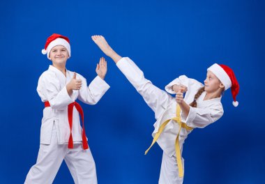 Çocuklar tren karate darbeler ve parmağını Super gösterir