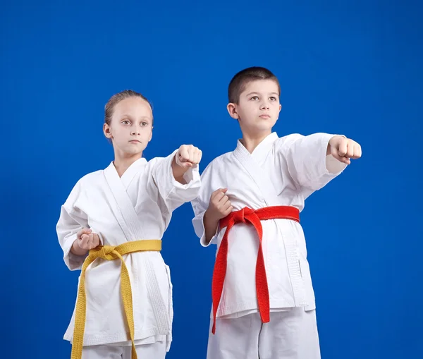 Barn i karategi slår punch hand — Stockfoto