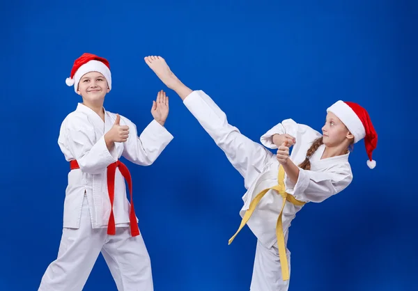 Niños entrena golpes de karate y muestra dedo Super — Foto de Stock