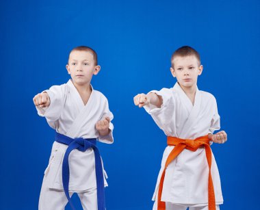 Turuncu ve mavi kemer ile sportsmens yumruk el dövüyorsun