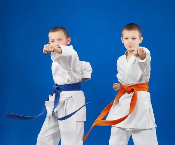 Children in karategi beats blows hand — Stock Photo, Image