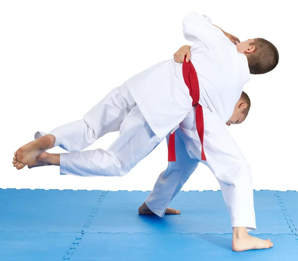 Kinderen doen in karategi gooit — Stockfoto