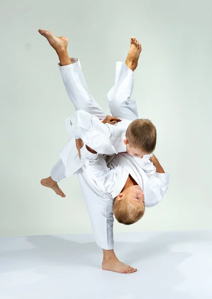 Os rapazes atletas estão a jogar. — Fotografia de Stock