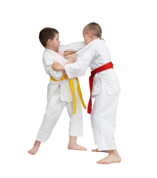 在 karategi 中的孩子们正在为投掷抓 — 图库照片