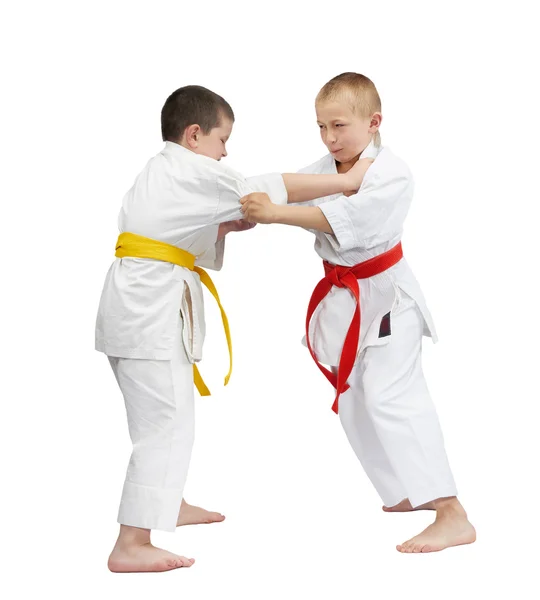 Los niños están entrenando técnicas de judo — Foto de Stock