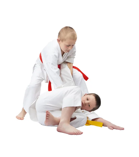 Judogi içinde iki erkek eğitim atar vardır — Stok fotoğraf
