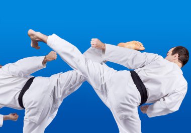 Adam iki darbeler bacak kolaj yener