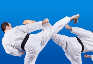 İki darbeler bacak sporcu bir siyah kuşak kolaj ile yapıyor