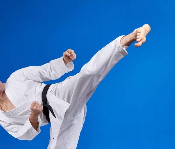 Hoge kick atleet klopt met een zwarte gordel — Stockfoto