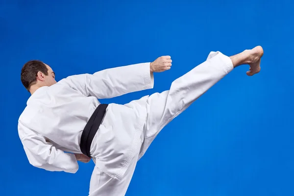 Klap been in de prestaties van een atleet met een zwarte gordel — Stockfoto