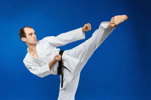 Em karategi atleta bate chutando — Fotografia de Stock