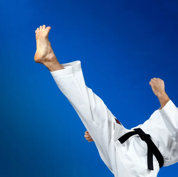 Mannen i karategi slår en rak kick — Stockfoto