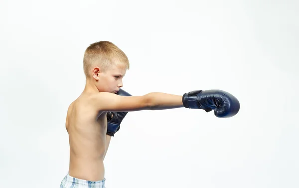 Desportista está batendo mão direita em luvas de boxe — Fotografia de Stock