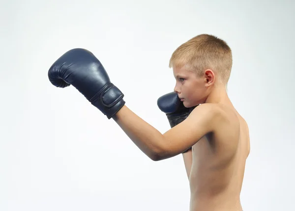 El atleta con guantes de boxeo vence a la mano izquierda —  Fotos de Stock