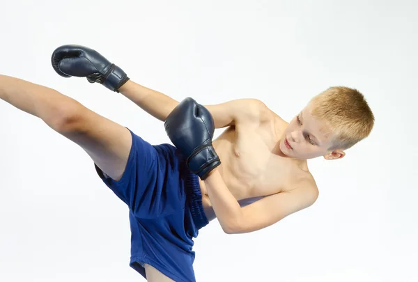 In boxing gloves athlete beats kicking — Stock Photo, Image