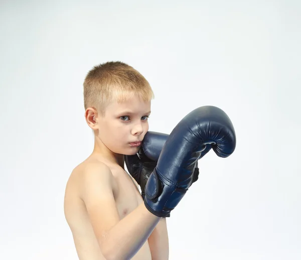 En estante de boxeador está de pie un pequeño atleta —  Fotos de Stock