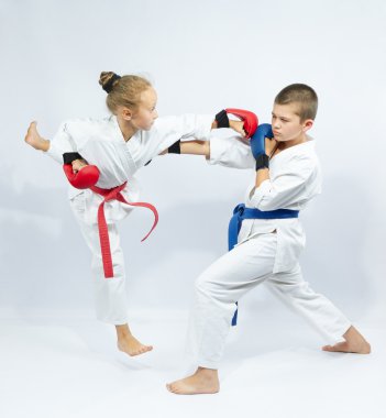 Kız çocuk gyaku Tsuki olarak atlama yener