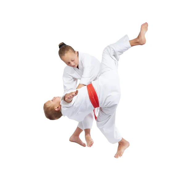 Kinderen maken de worpen van judo in judogi — Stockfoto