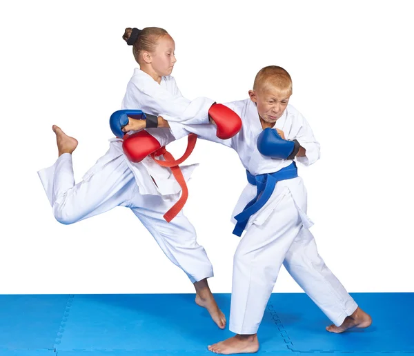 Pequeña deportista gana a gyaku Tsuki en salto — Foto de Stock