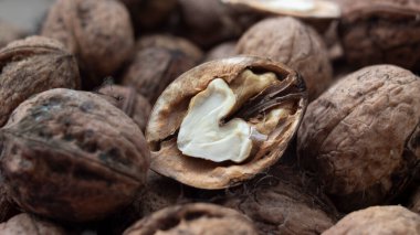 Cevizin yarısı ceviz yığınına yakın çekim.