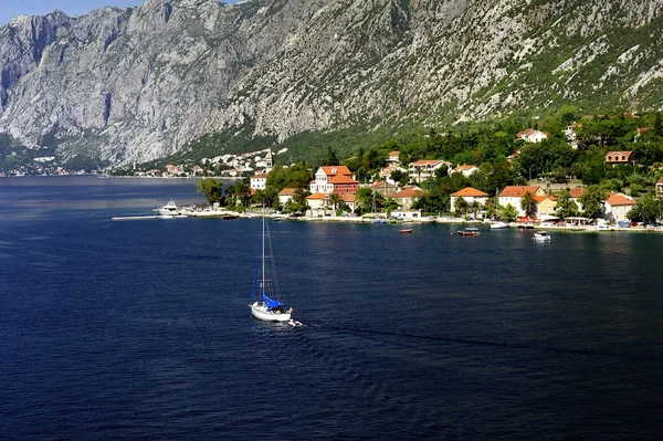 Vela na baía de kotor — Fotografia de Stock